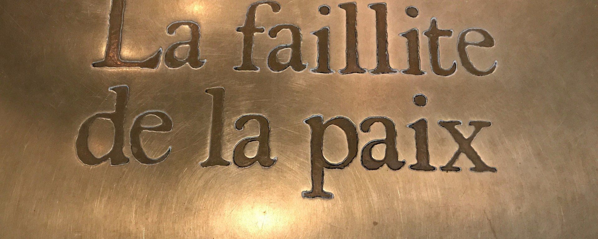 "la faillite de la pax" - "il fallimento della pace" - targa, Memoriale di Caen, Normandia, Francia